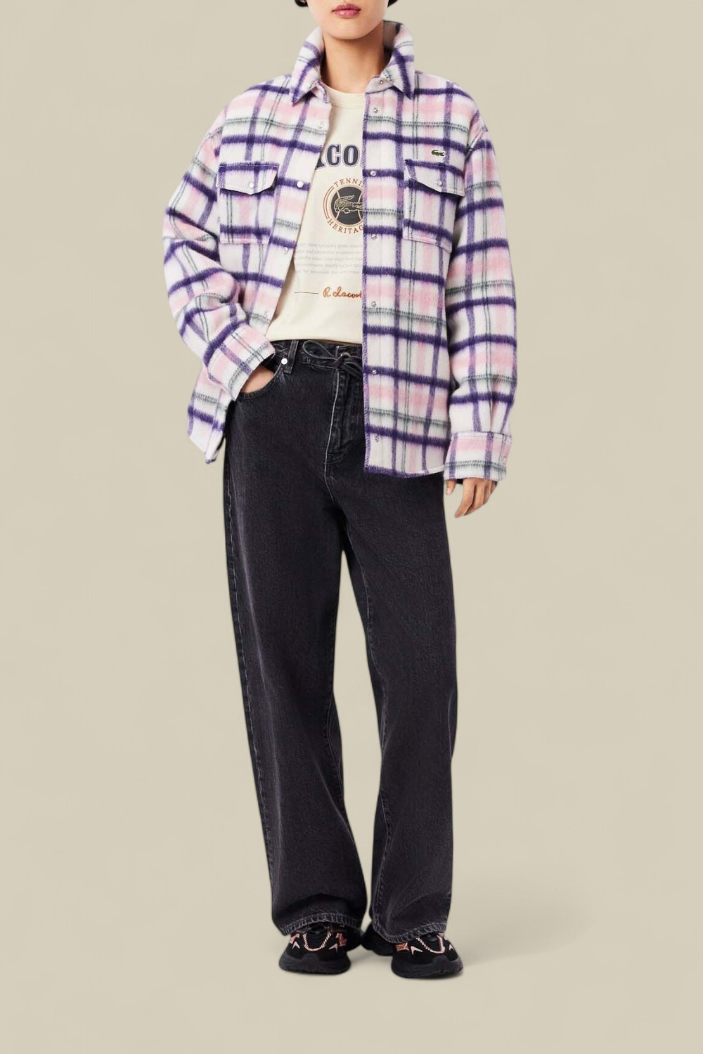 תמונת כל הלוק של חולצת טי